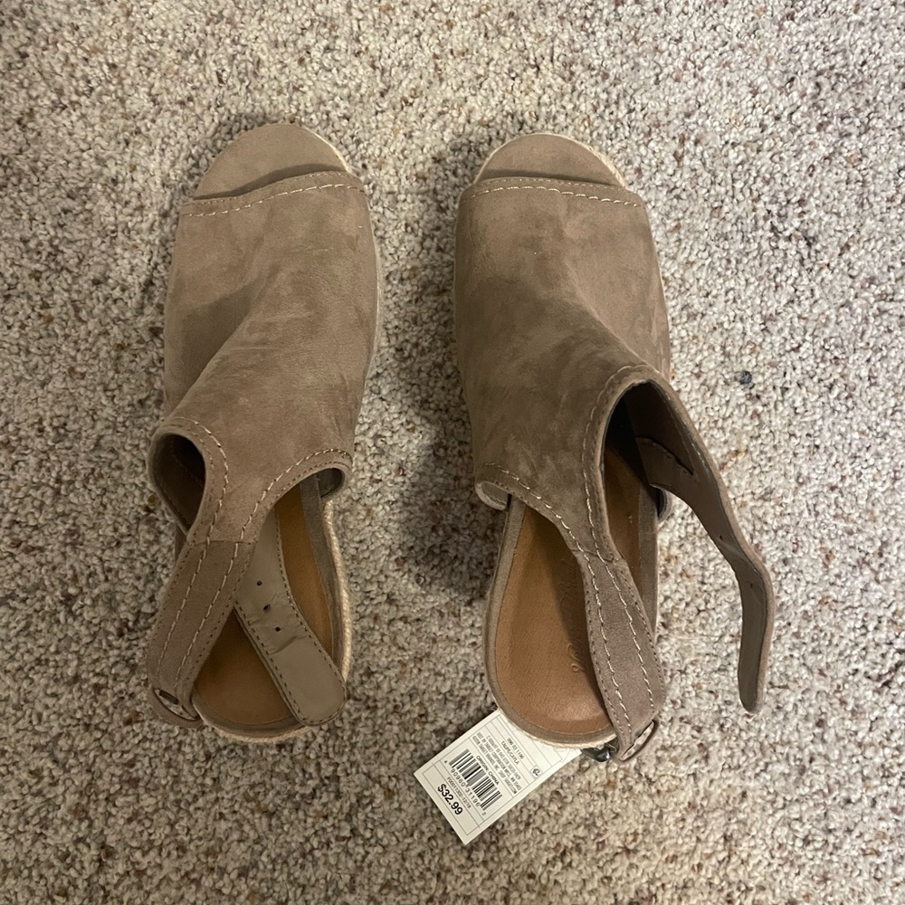 Women's Taupe Peep-Toe wedges